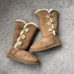 UGG Women’s Size 7 Chestnut Bailey Button Triplet II Tall Suede Boots CW1-596